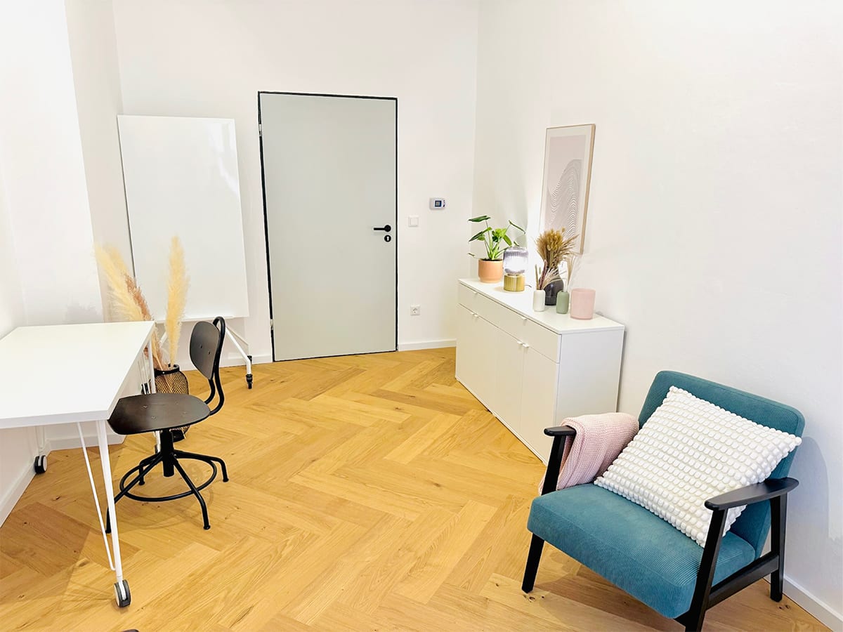 Praxisraum München | Schwabing | Raum 2 - Blick vom Fenster in den Raum