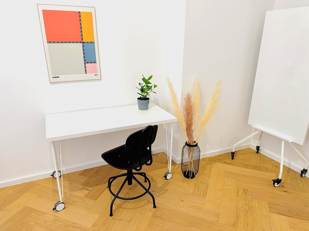Praxisraum München | Schwabing | Arbeitsplatz und Whiteboard