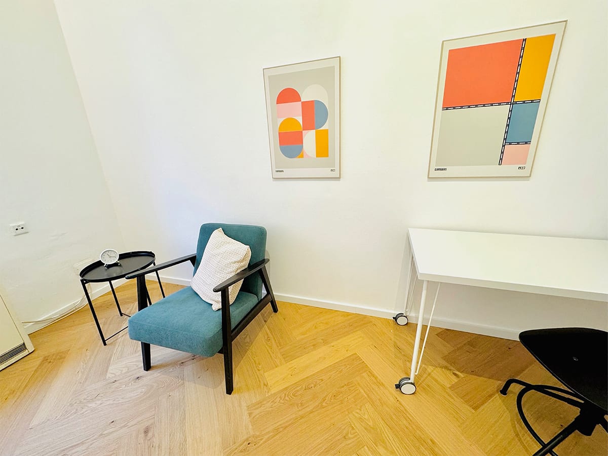 Praxisraum München | Schwabing | Raum 2 - Arbeitsplatz und Sitzecke
