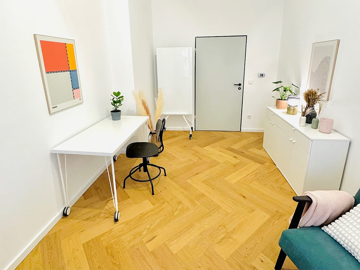 Praxisraum München | Schwabing | Raum 2 - Blick von der Sitzecke in den Raum