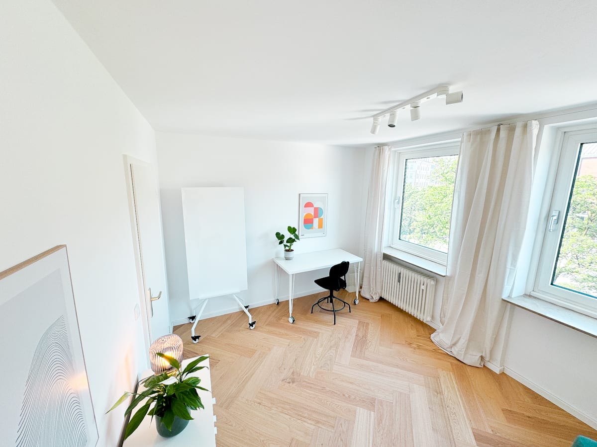 Praxisraum München | Maxvorstadt | Raum 1 - Blick auf Schreibtisch und Whiteboard