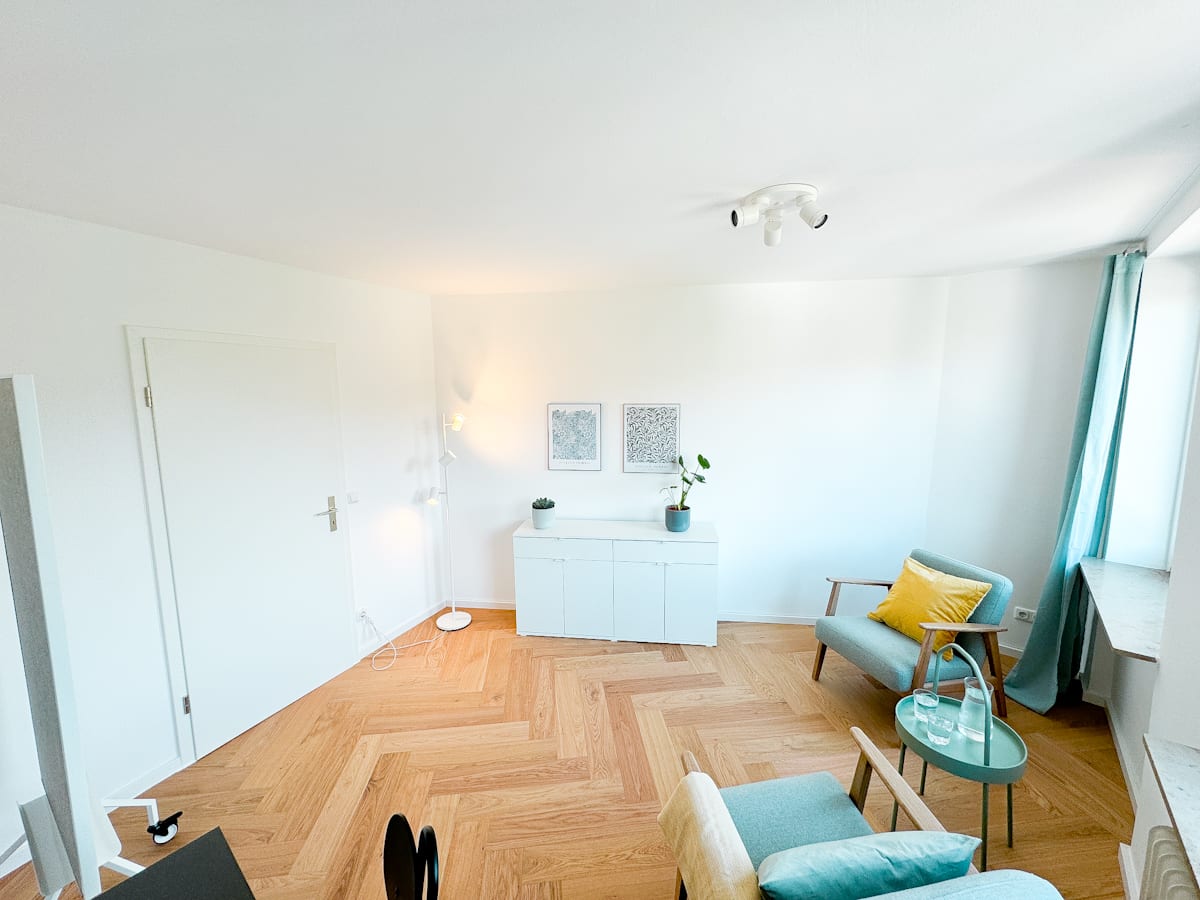 Praxisraum München | Maxvorstadt | Raum 2 - Blick vom Raum Richtung Türe