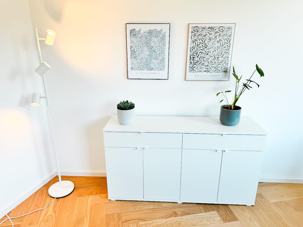 Praxisraum München | Maxvorstadt | Raum 2 - Sideboard und Artwork