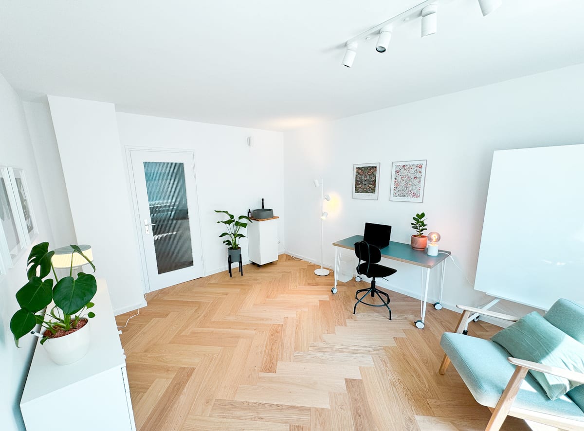 Praxisraum München | Maxvorstadt | Raum 3 - Blick vom Raum Richtung Türe