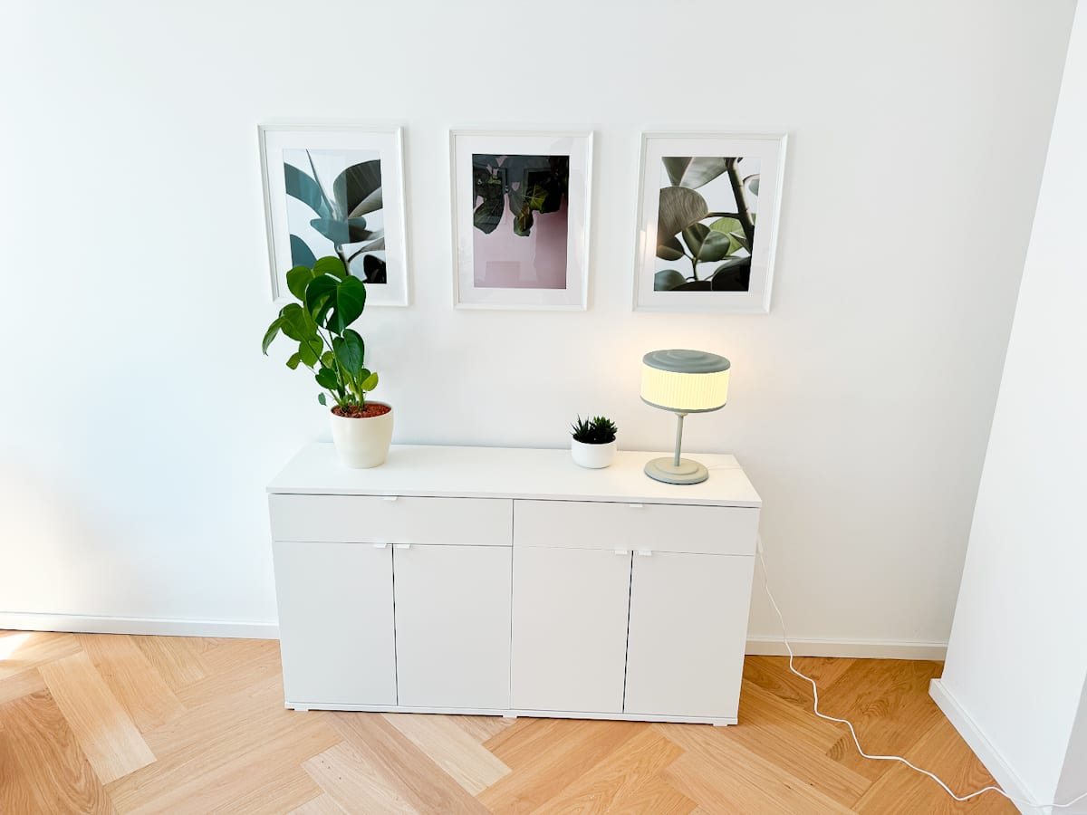 Praxisraum München | Maxvorstadt | Raum 3 - Sideboard und Artwork