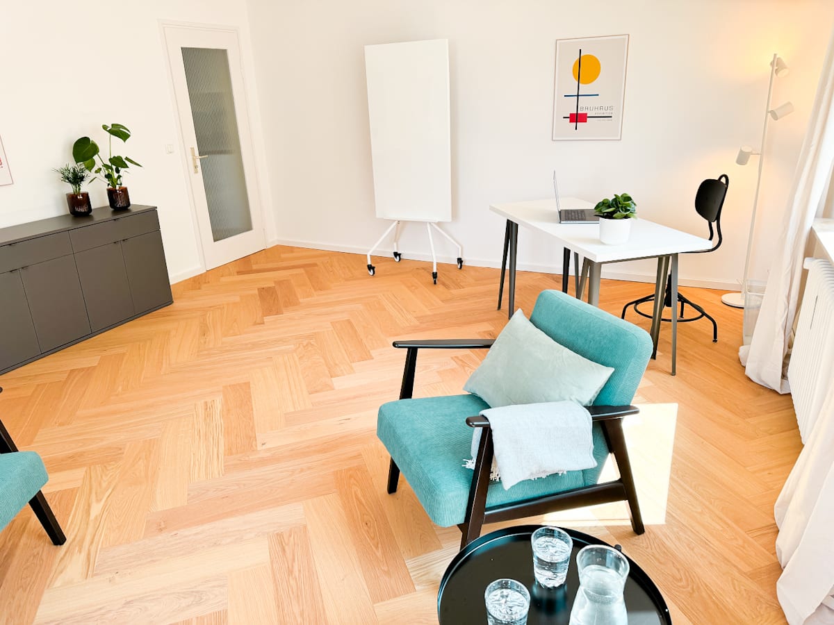 Praxisraum München | Maxvorstadt | Raum 4 - Blick vom Raum Richtung Türe