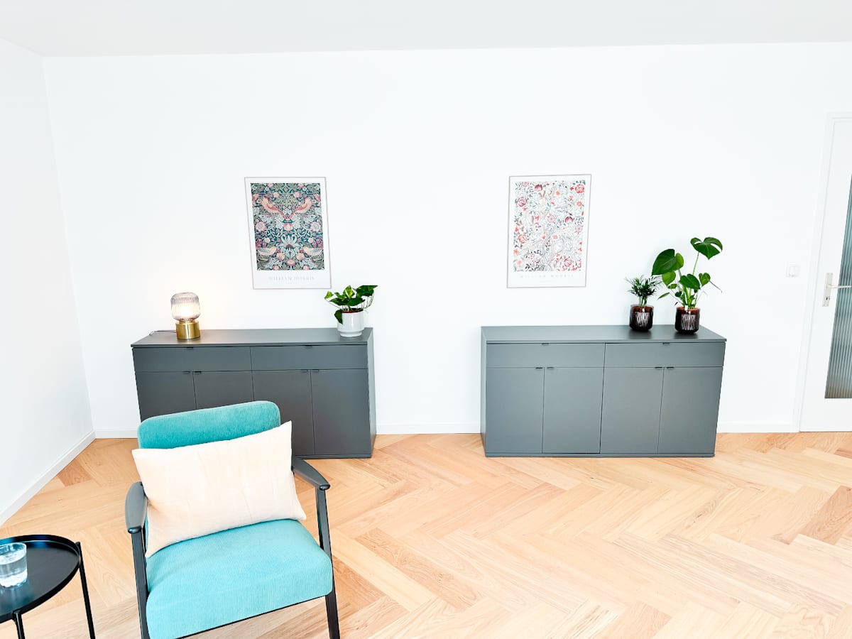 Praxisraum München | Maxvorstadt | Raum 4 - Sideboards und Artwork