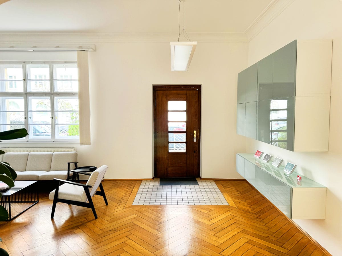Praxisraum München | Nymphenburg | Eingangtüre von Innen
