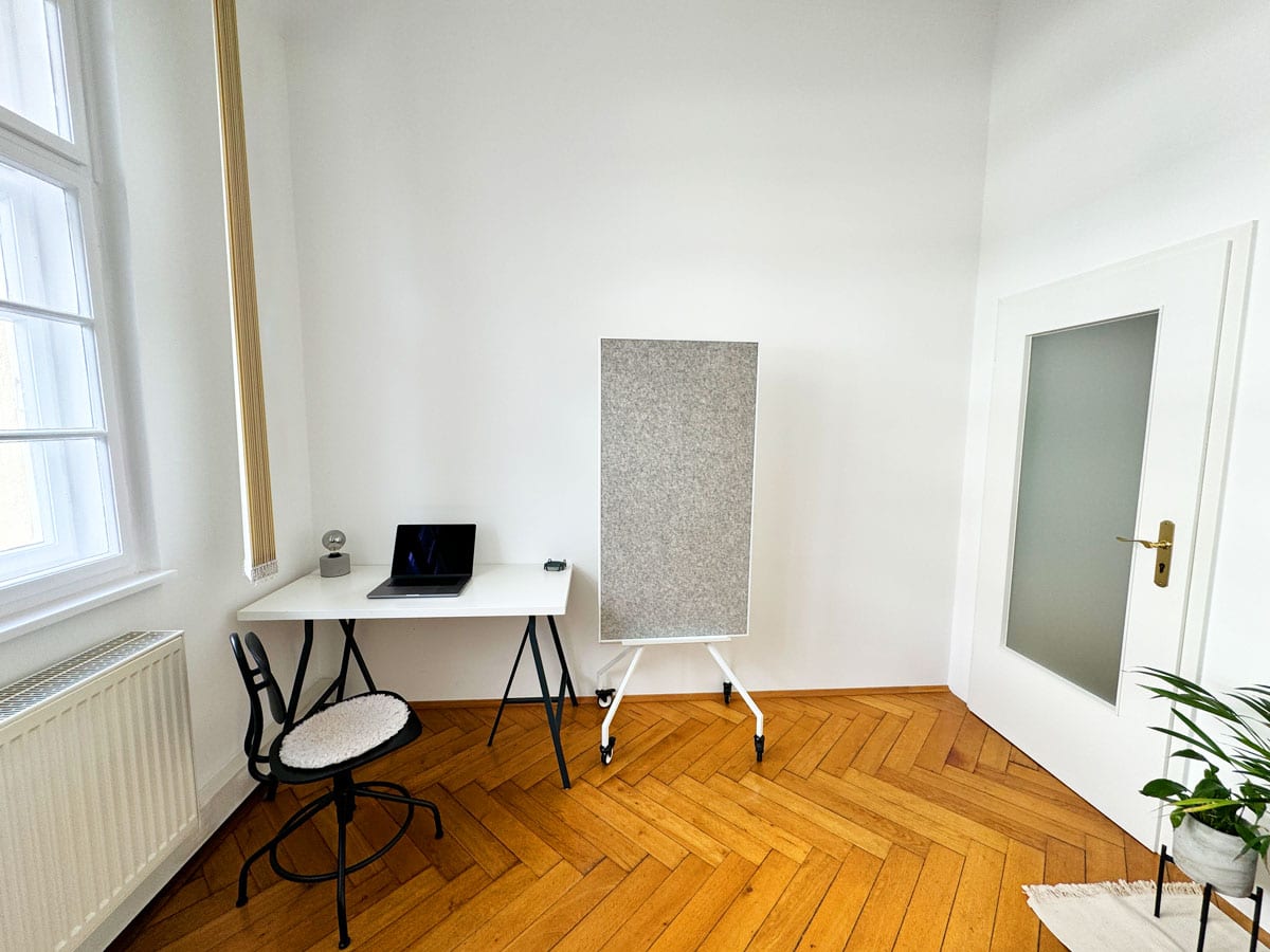Praxisraum München | Nymphenburg | Raum 2 - Schreibtisch und Whiteboard