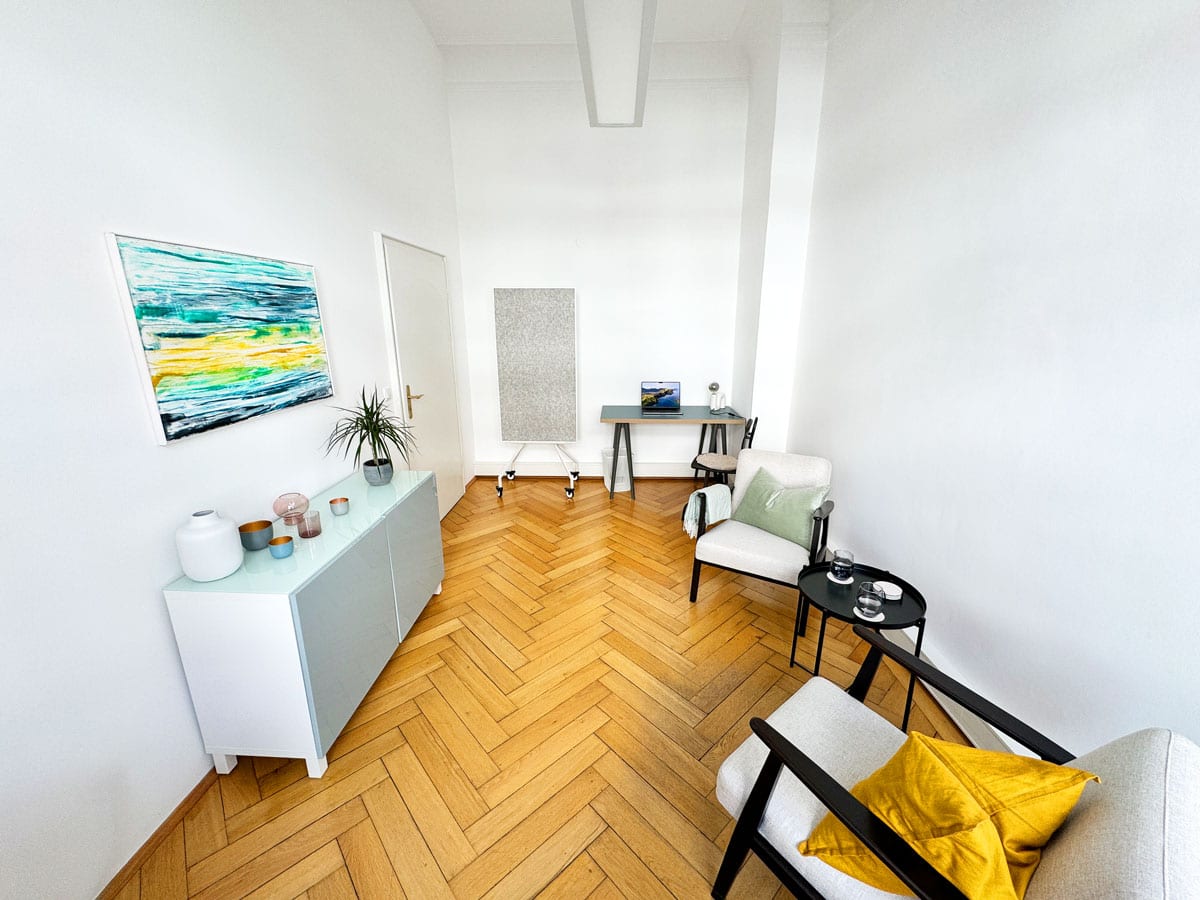 Praxisraum München | Nymphenburg | Raum 3 - Blick vom Fenster in den Raum