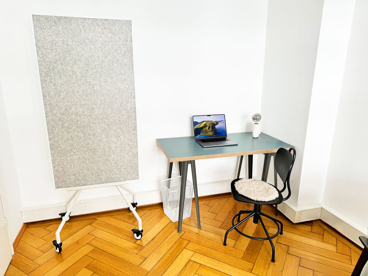 Praxisraum München | Nymphenburg | Raum 3 - Schreibtisch und Whiteboard