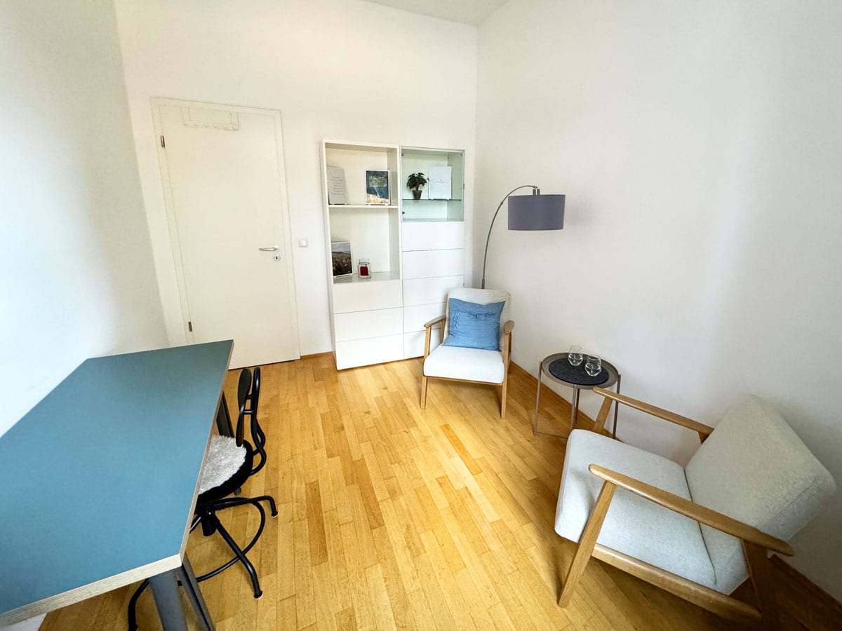 Praxisraum München | Isarvorstadt | Raum 2 - Blick vom Fenster in den Raum